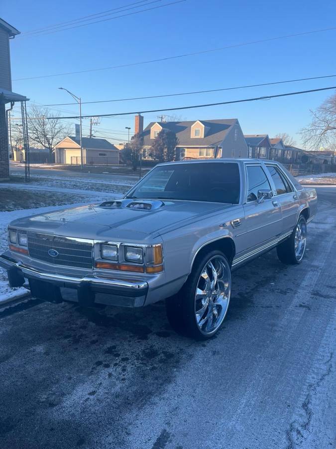 Ford-Crown-victoria-1988-silver-106216