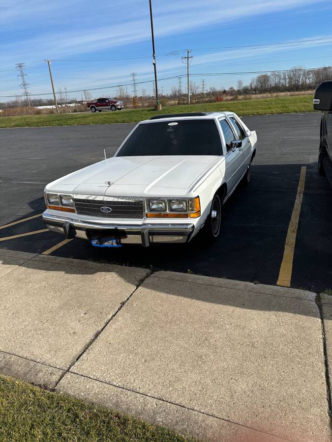 Ford-Crown-victoria-1988-white-138403-1