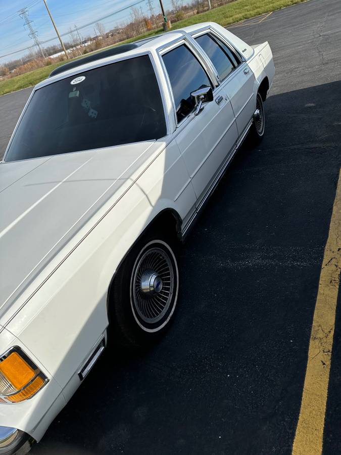 Ford-Crown-victoria-1988-white-138403-2