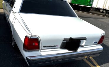 Ford-Crown-victoria-1988-white-138403