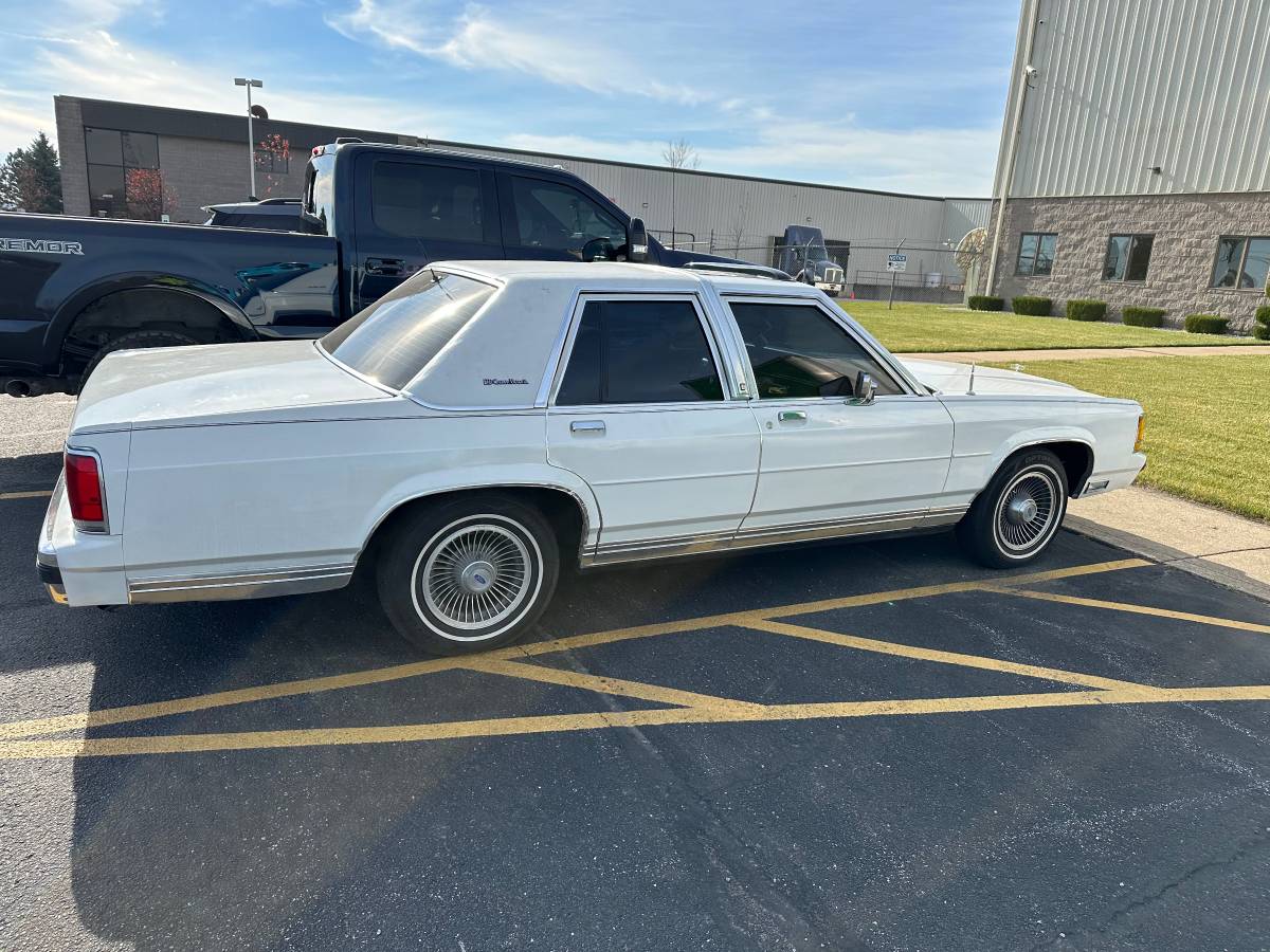 Ford-Crown-victoria-1988-white-138403-4