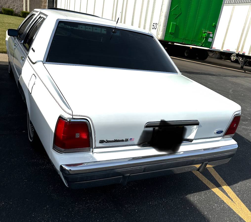 Ford-Crown-victoria-1988-white-138403