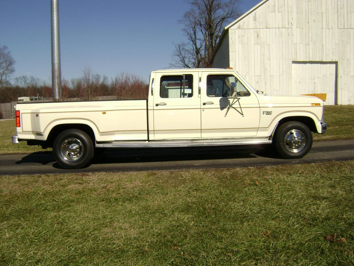 Ford-F-350-1985-white-104607-1