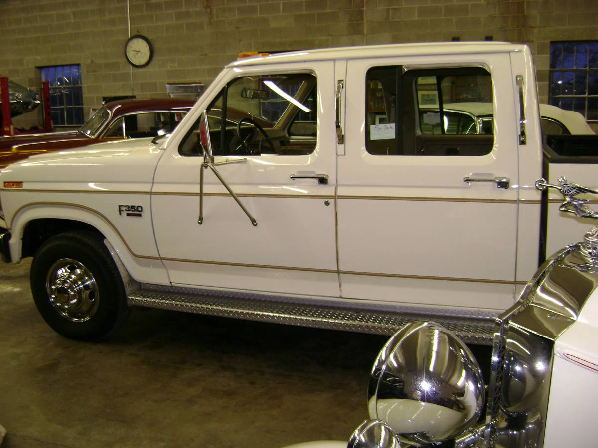 Ford-F-350-1985-white-104607-14