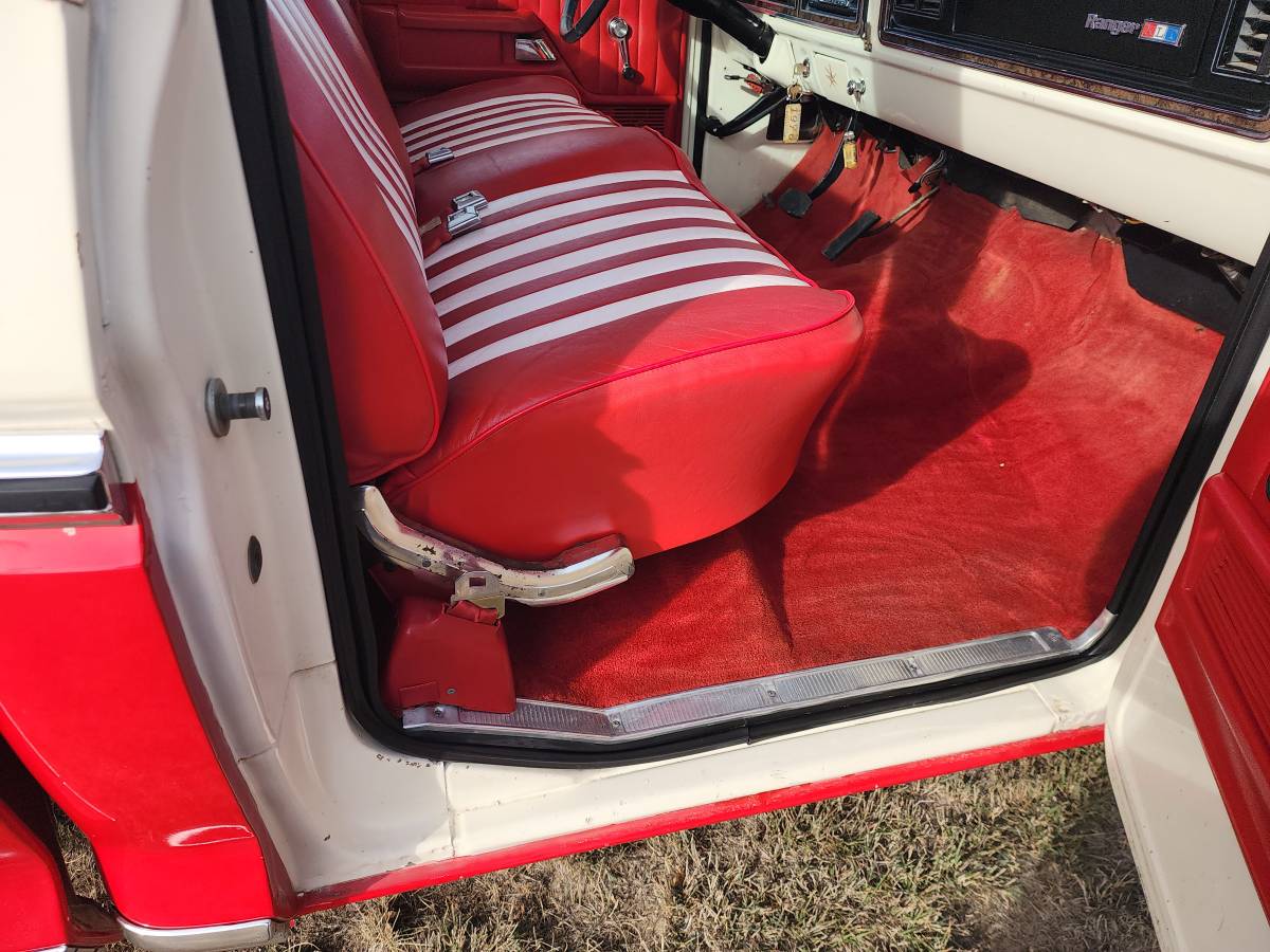 Ford-F250-camper-special-1976-red-32744-14