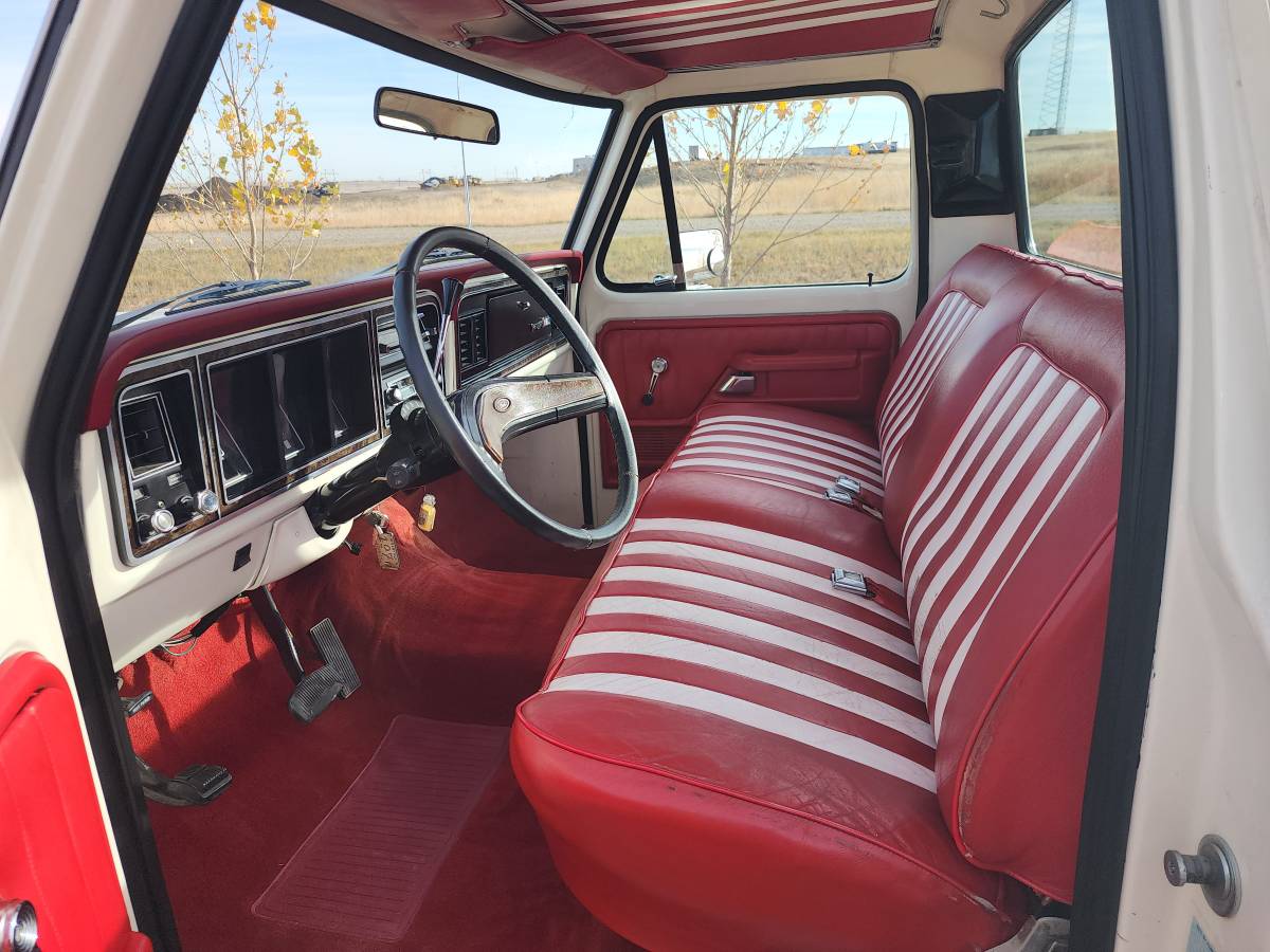 Ford-F250-camper-special-1976-red-32744-16