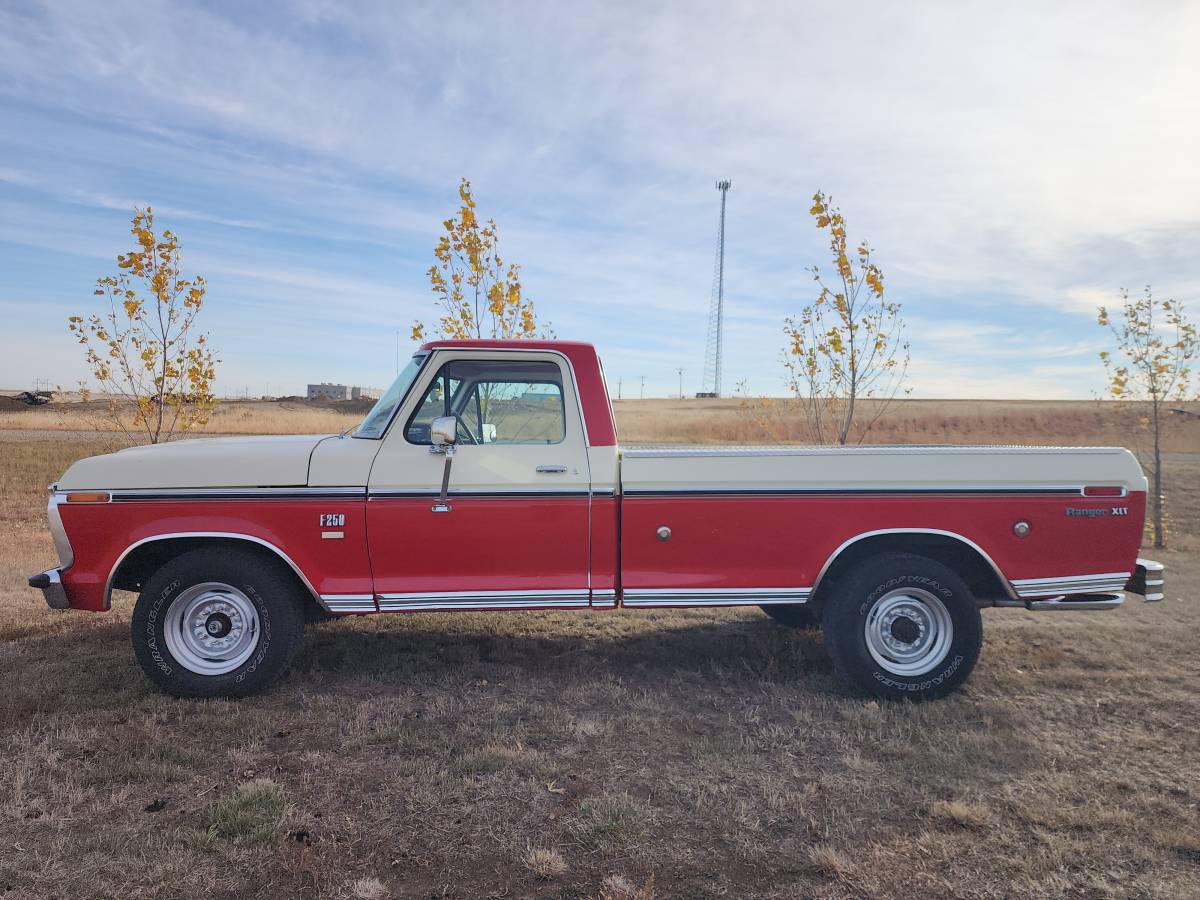 Ford-F250-camper-special-1976-red-32744-5