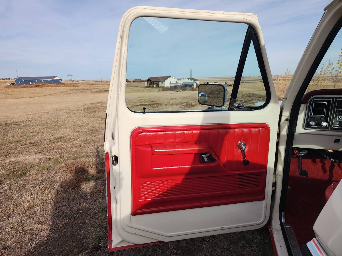 Ford-F250-camper-special-1976-red-32744-9