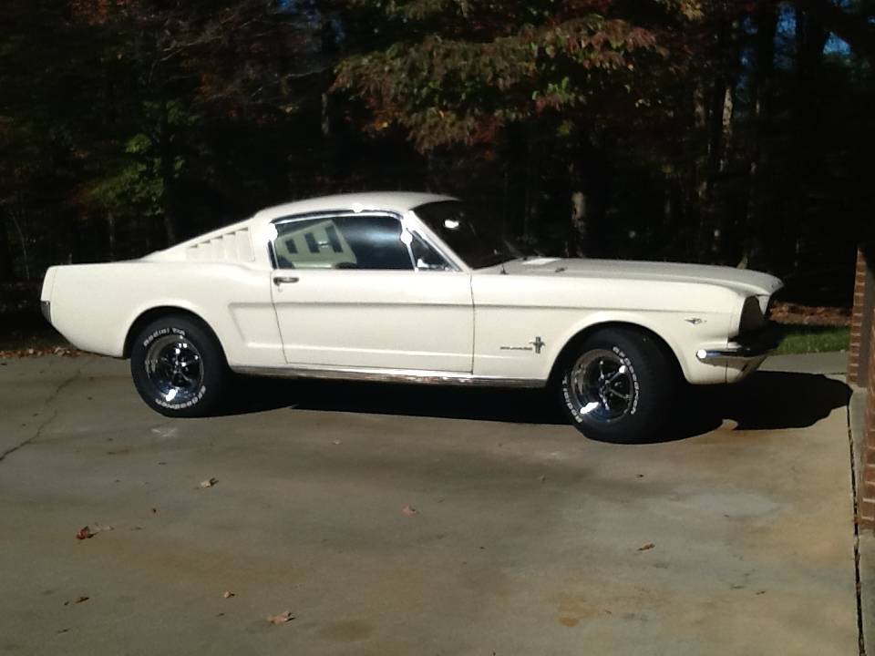 Ford-Mustang-1966-white-34121-2