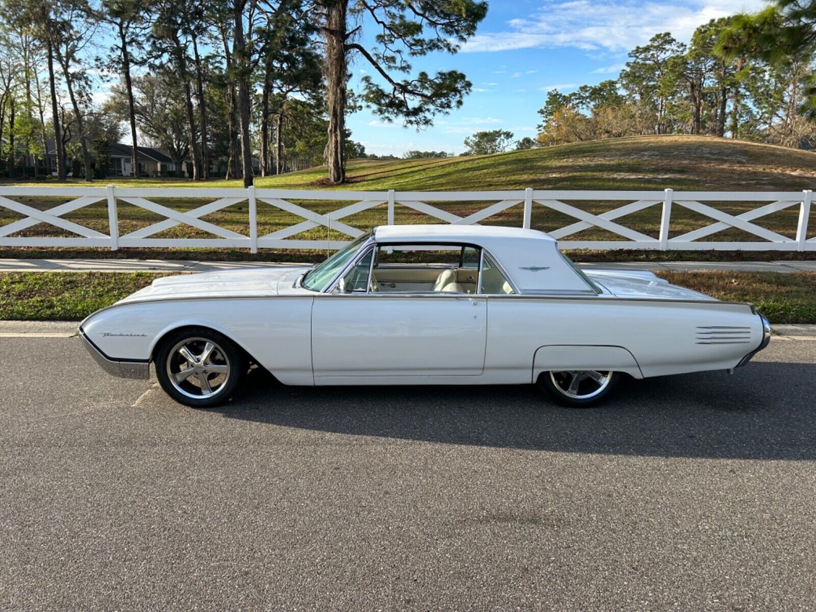 Ford-Thunderbird-Coupe-1961-White-off-white-125530-1