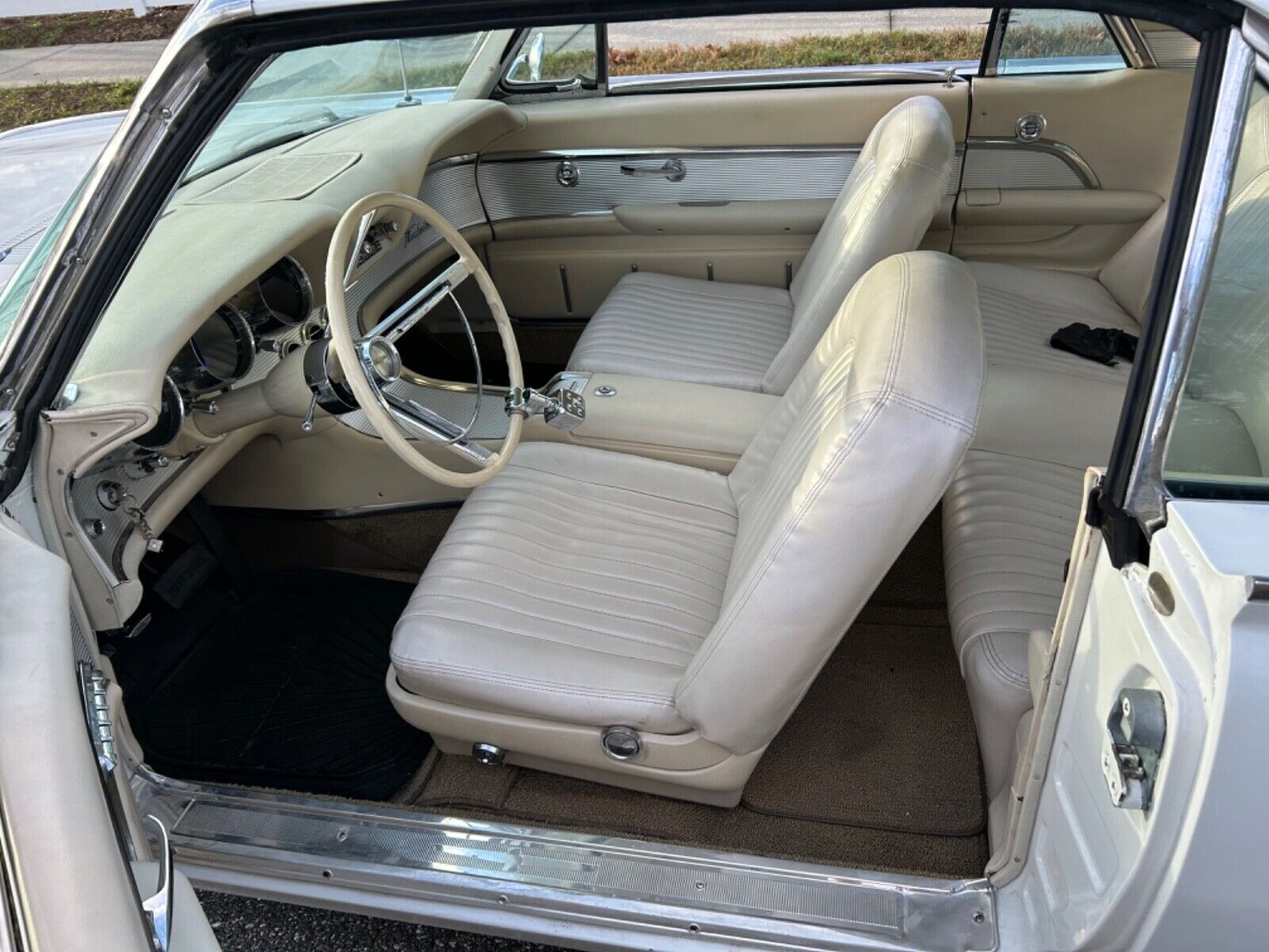 Ford-Thunderbird-Coupe-1961-White-off-white-125530-10