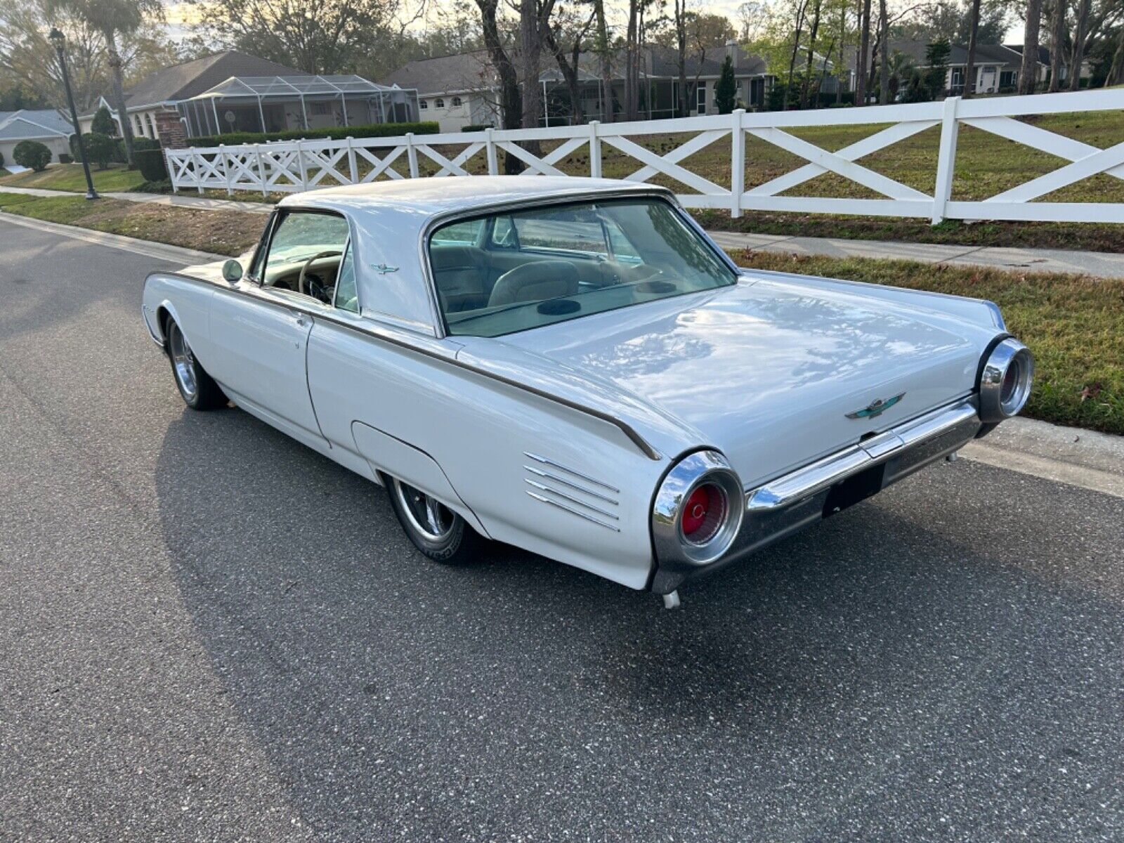 Ford-Thunderbird-Coupe-1961-White-off-white-125530-12