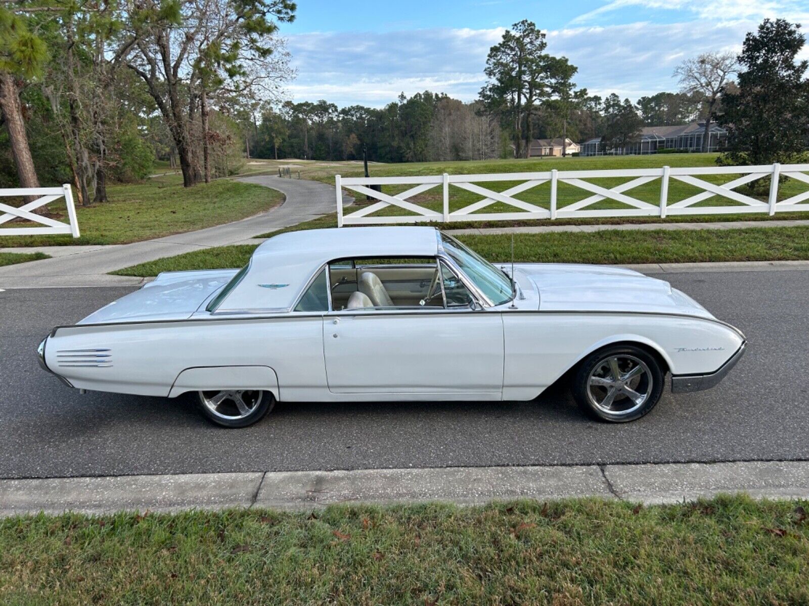 Ford-Thunderbird-Coupe-1961-White-off-white-125530-2