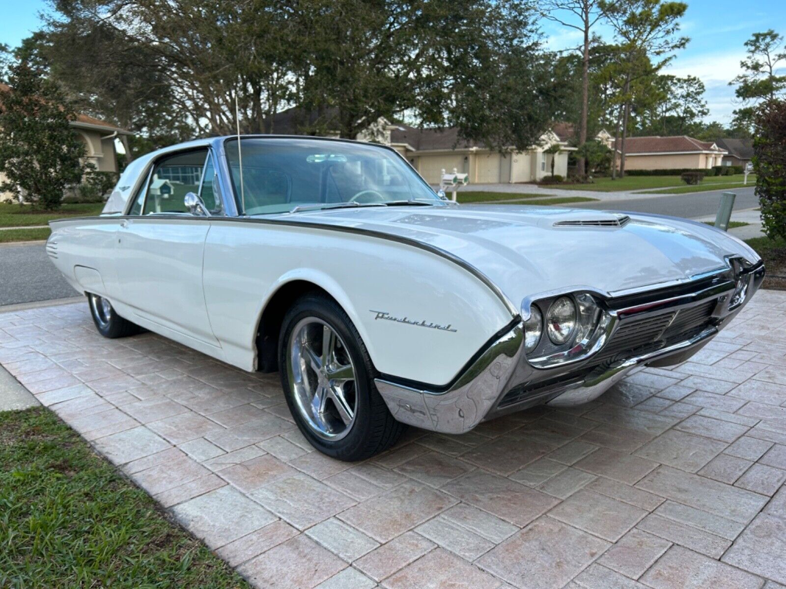 Ford-Thunderbird-Coupe-1961-White-off-white-125530-28