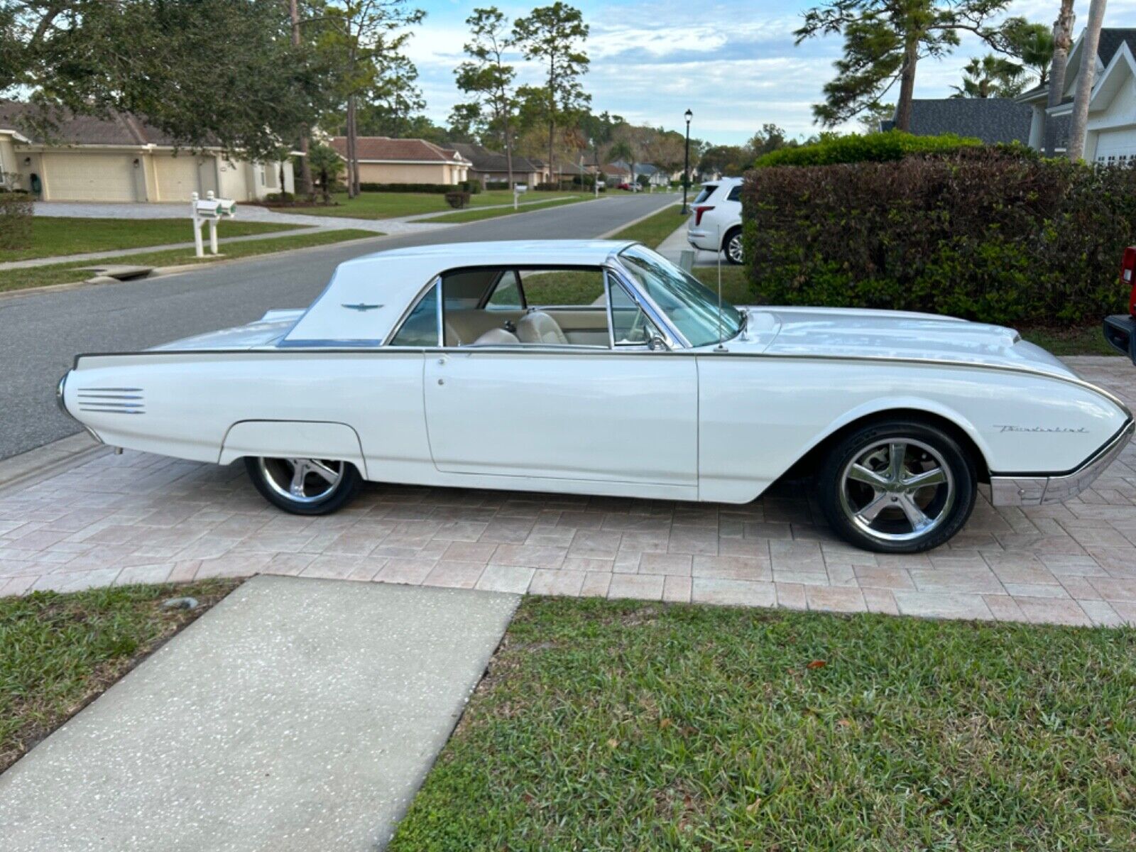 Ford-Thunderbird-Coupe-1961-White-off-white-125530-29