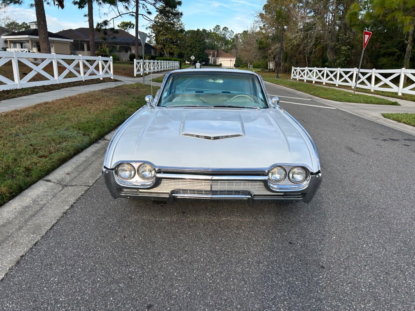 Ford-Thunderbird-Coupe-1961-White-off-white-125530-3