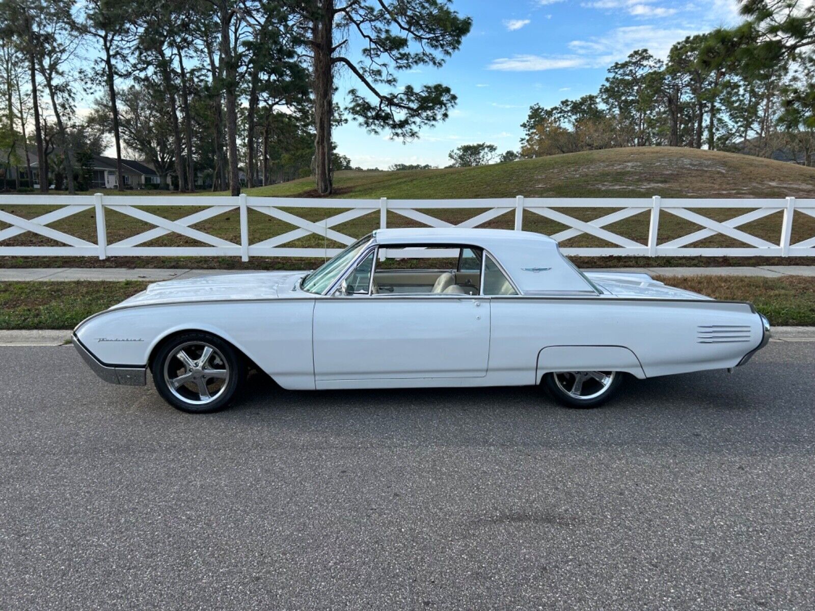 Ford-Thunderbird-Coupe-1961-White-off-white-125530-4