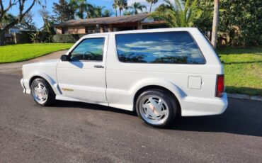 Gmc-Typhoon-1993-white-157715-1