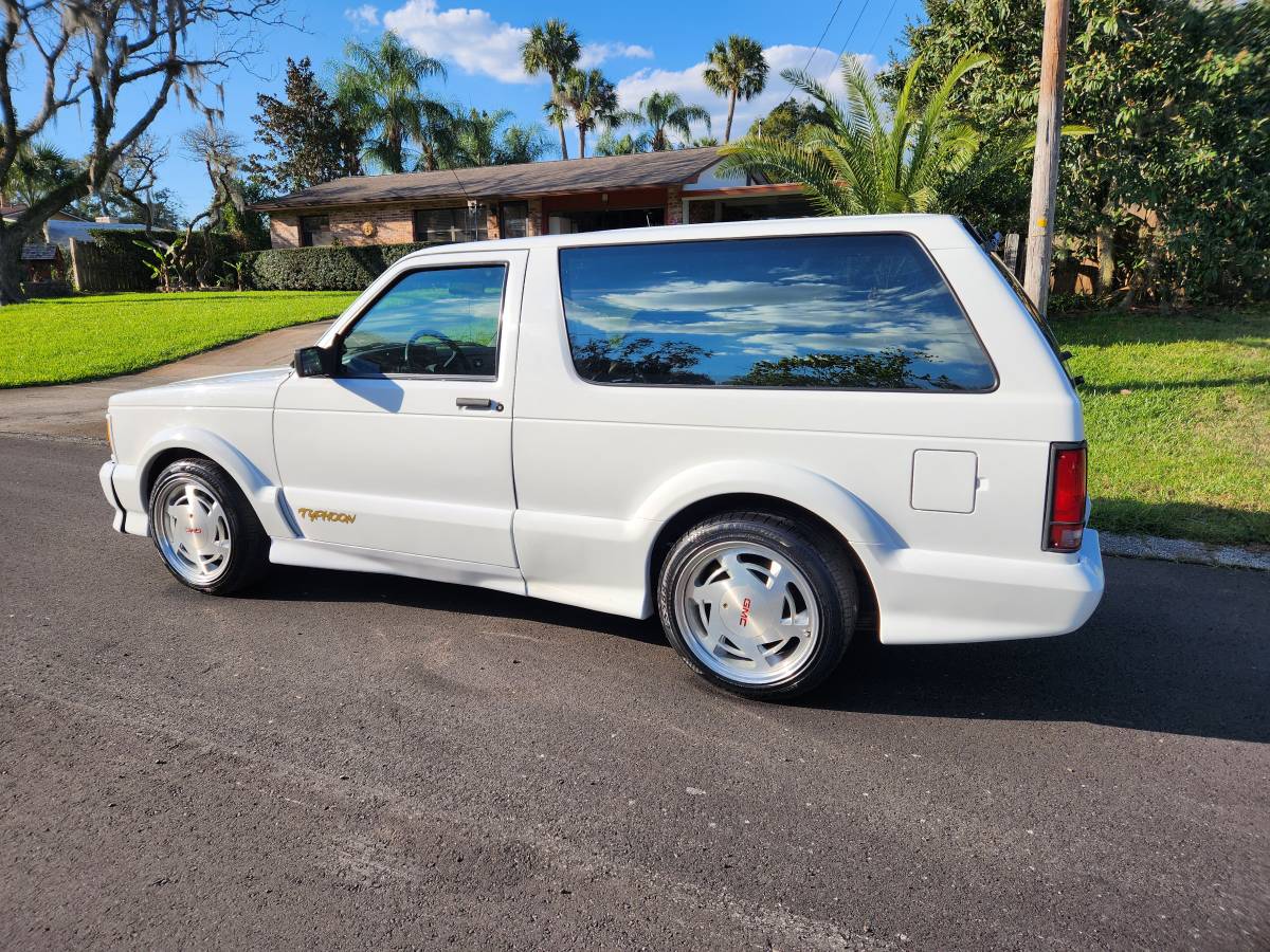 Gmc-Typhoon-1993-white-157715-1