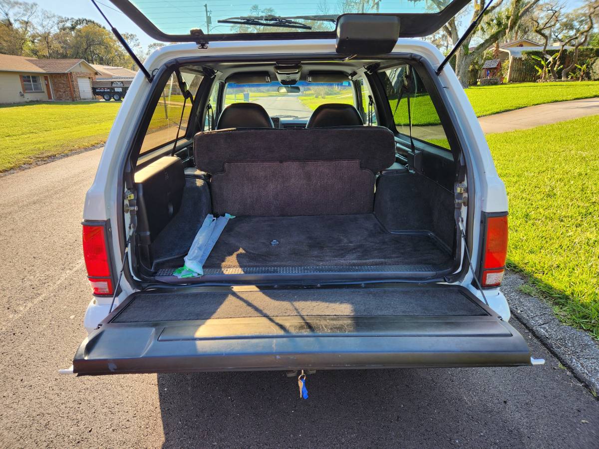 Gmc-Typhoon-1993-white-157715-13