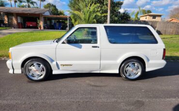 Gmc-Typhoon-1993-white-157715-2