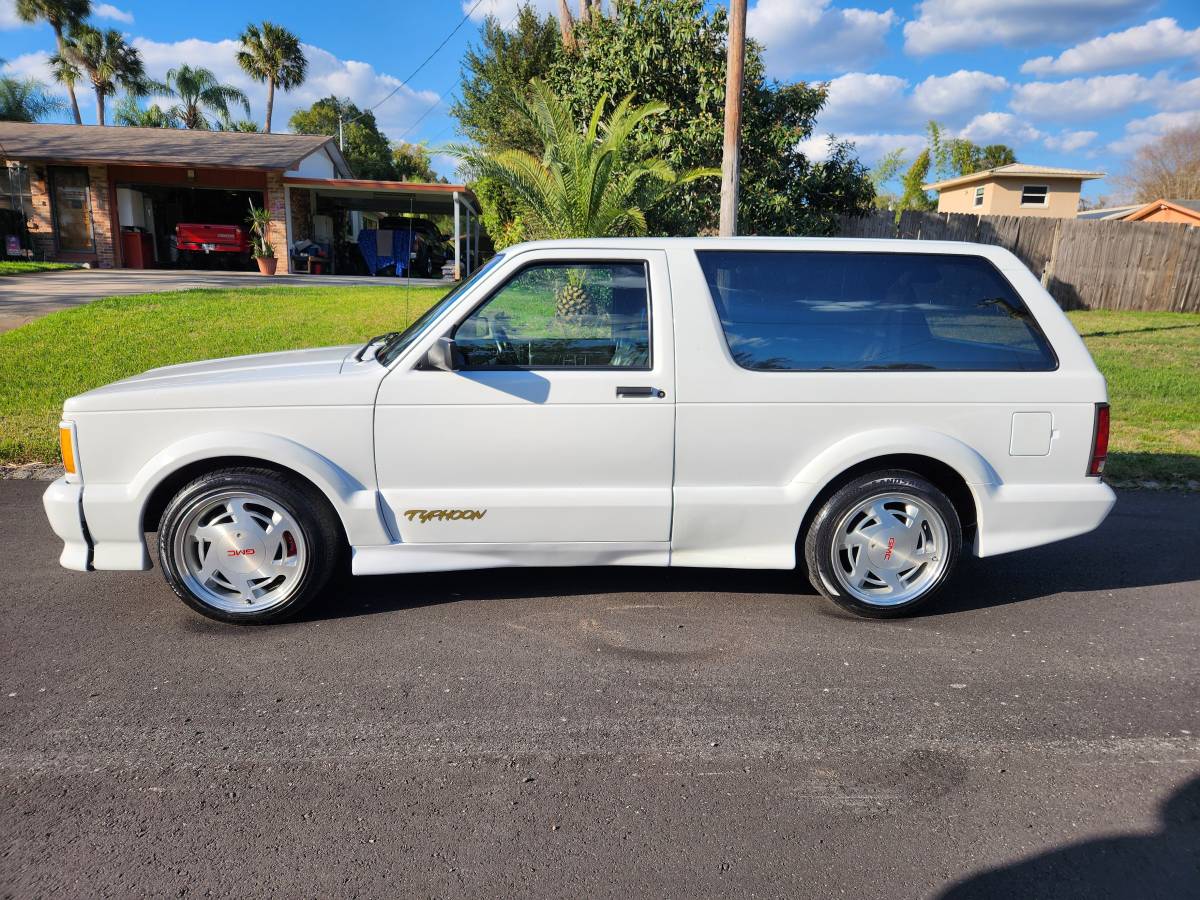 Gmc-Typhoon-1993-white-157715-2