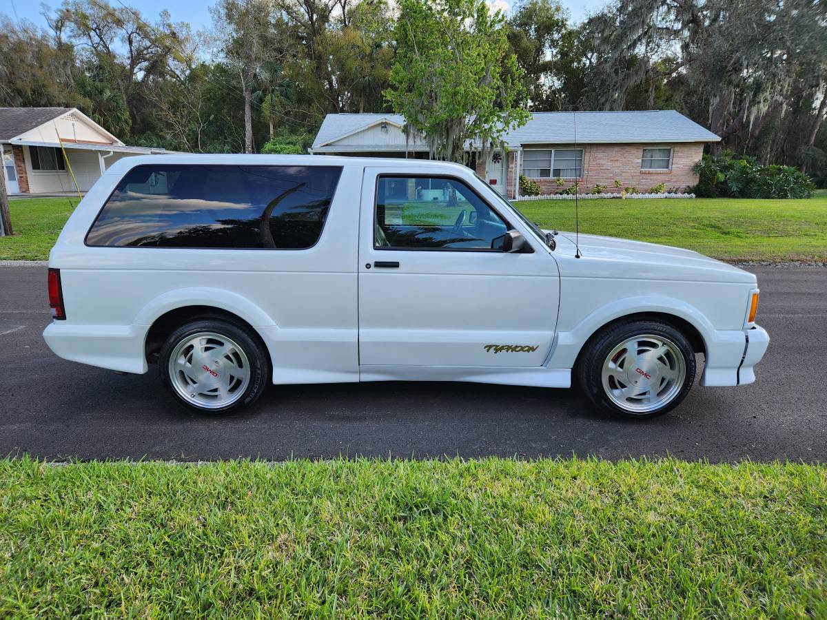 Gmc-Typhoon-1993-white-157715-4