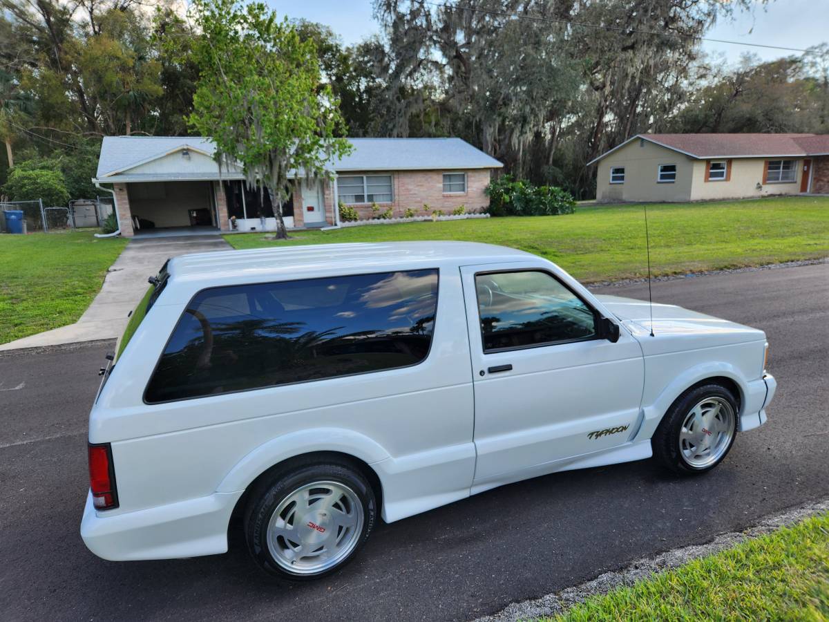 Gmc-Typhoon-1993-white-157715-5