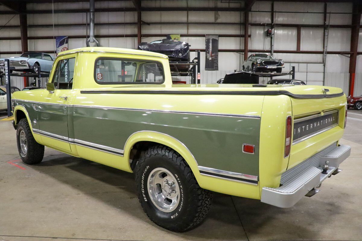 International-Harvester-100-Pickup-1974-Yellow-Tan-122236-5