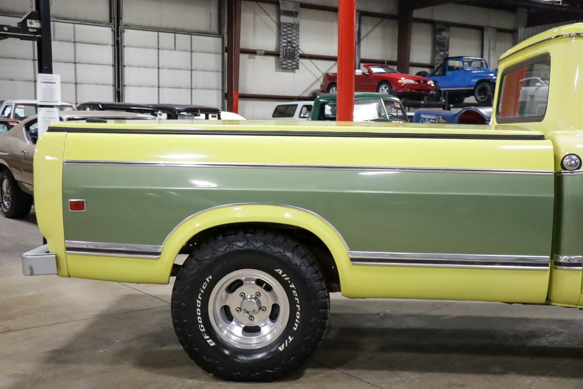 International-Harvester-100-Pickup-1974-Yellow-Tan-122236-8