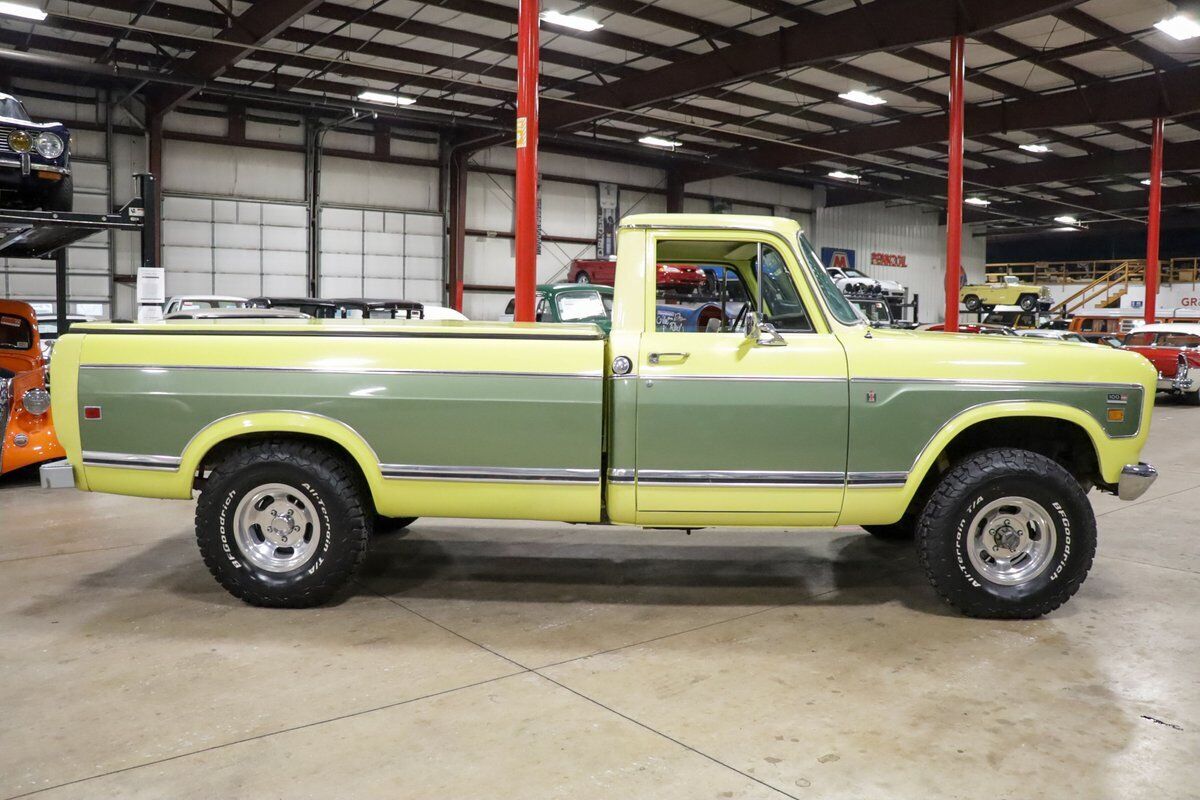 International-Harvester-100-Pickup-1974-Yellow-Tan-122236-9