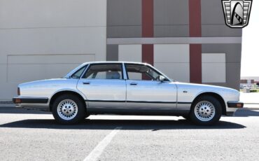 Jaguar-XJ6-Berline-1991-Silver-Gray-23485-7