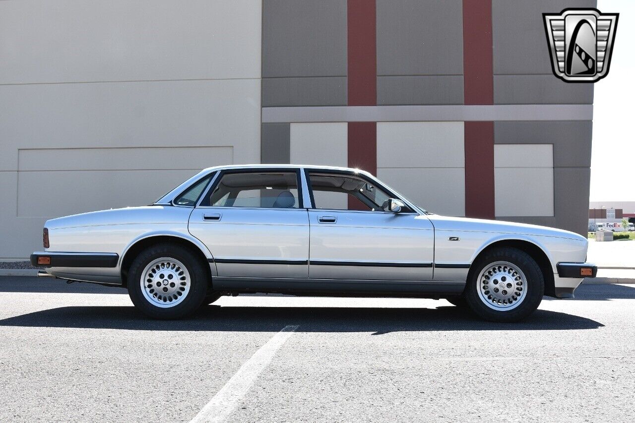 Jaguar-XJ6-Berline-1991-Silver-Gray-23485-7