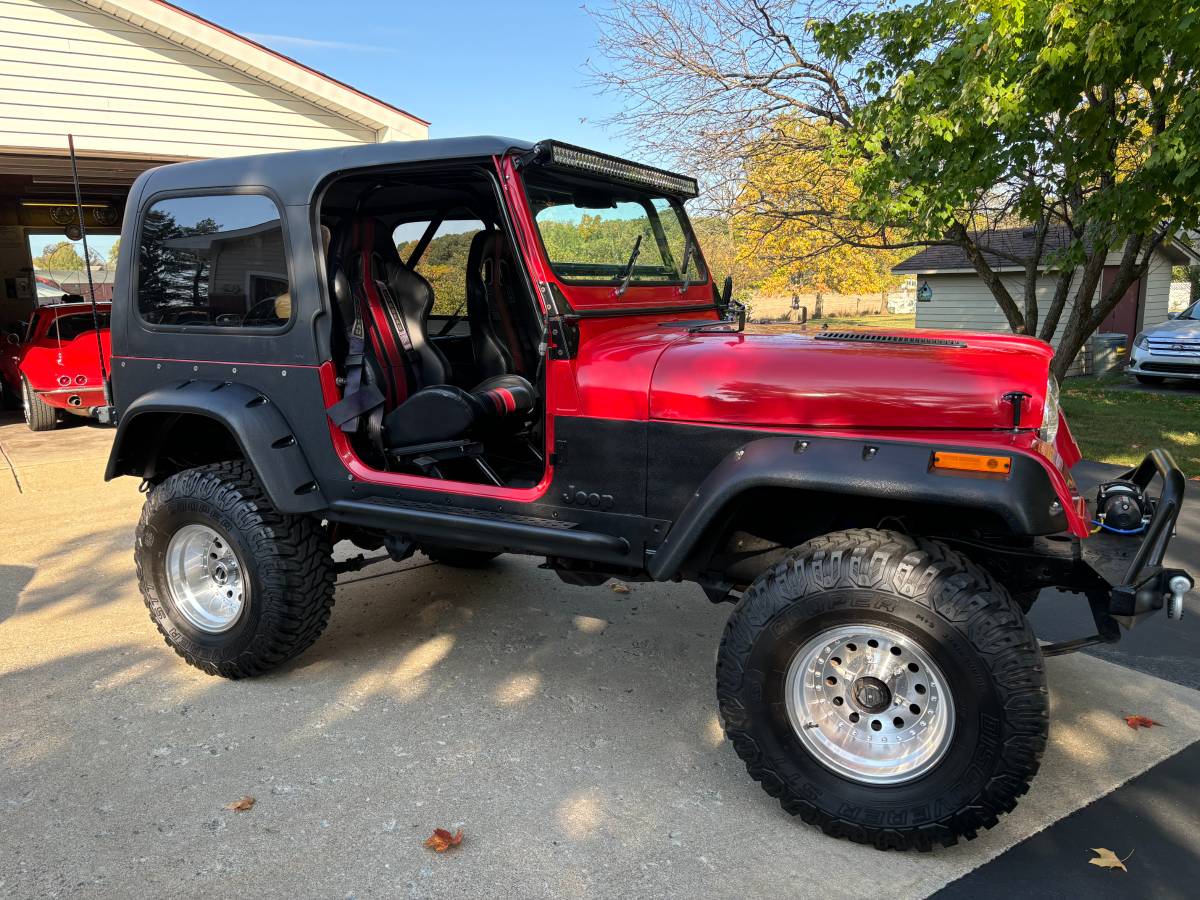 Jeep-Cj-7-open-body-with-extra-duty-suspension-1984-56327