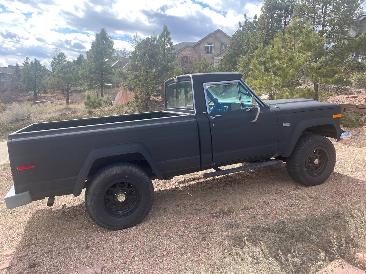 Jeep-J10-1977-black-167371-2