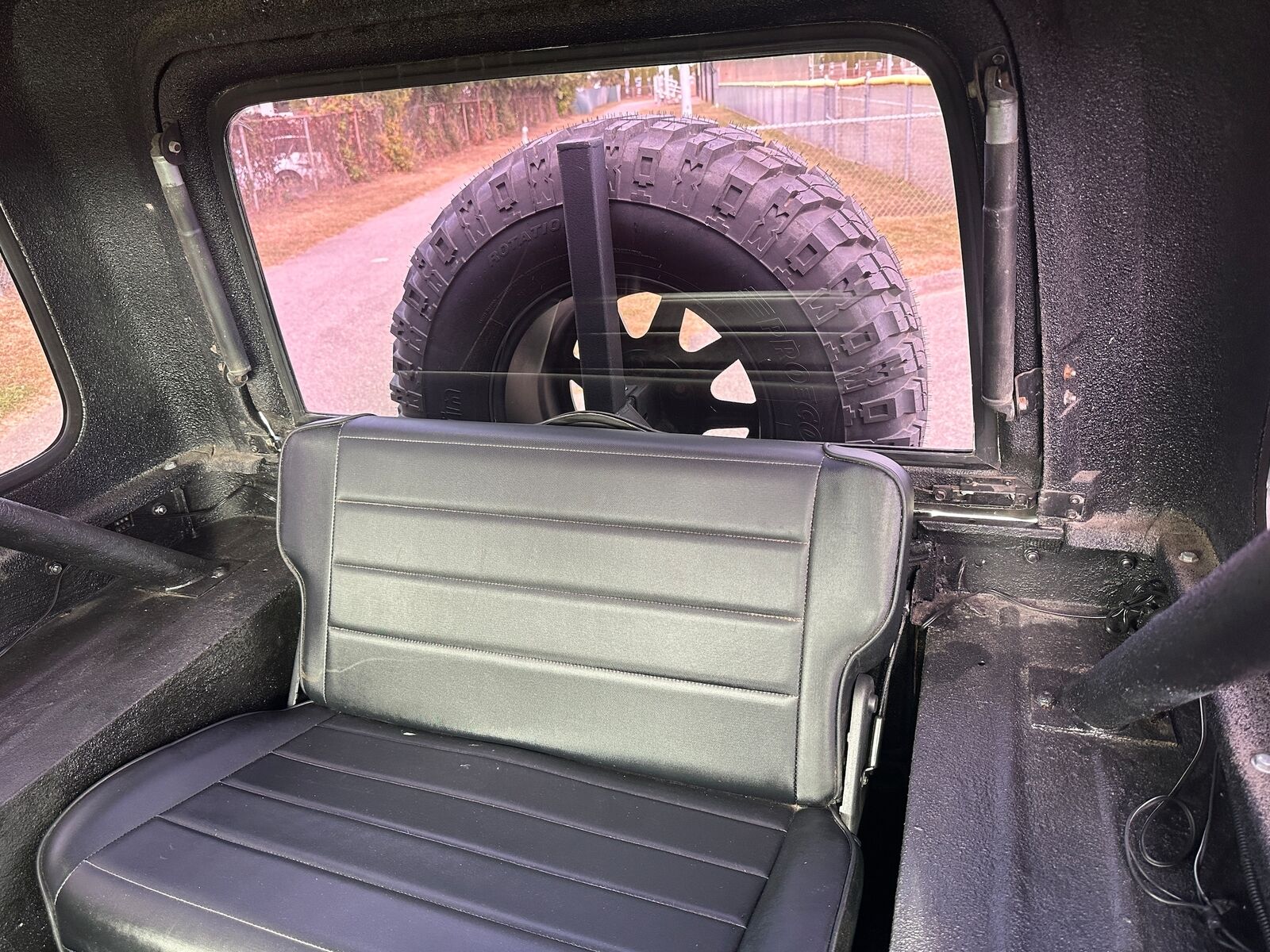 Jeep-Wrangler-Pickup-1982-Gray-Black-128748-24