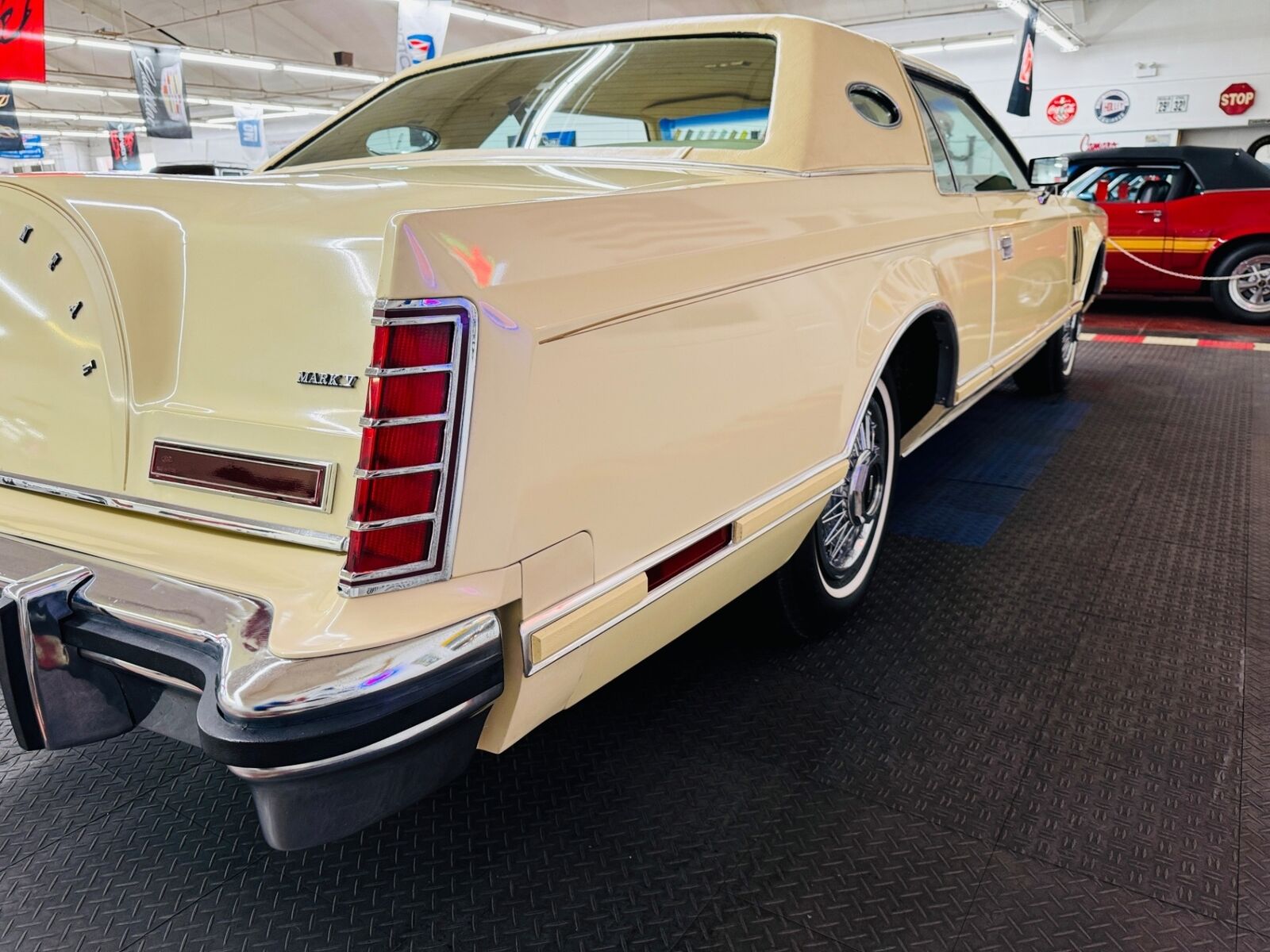 Lincoln-Mark-Series-1979-Cream-Tan-58530-32