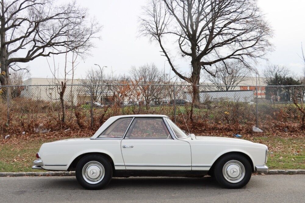 Mercedes-Benz-200-Series-1965-White-Red-0-2