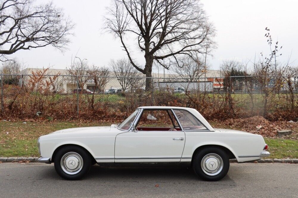 Mercedes-Benz-200-Series-1965-White-Red-0-3