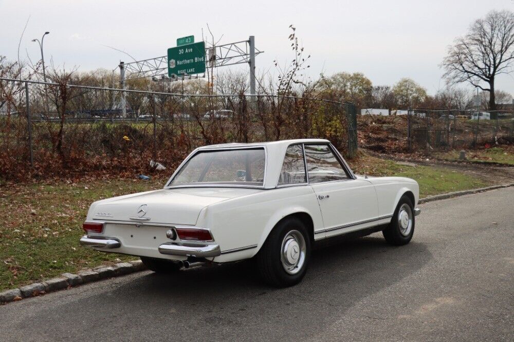 Mercedes-Benz-200-Series-1965-White-Red-0-4