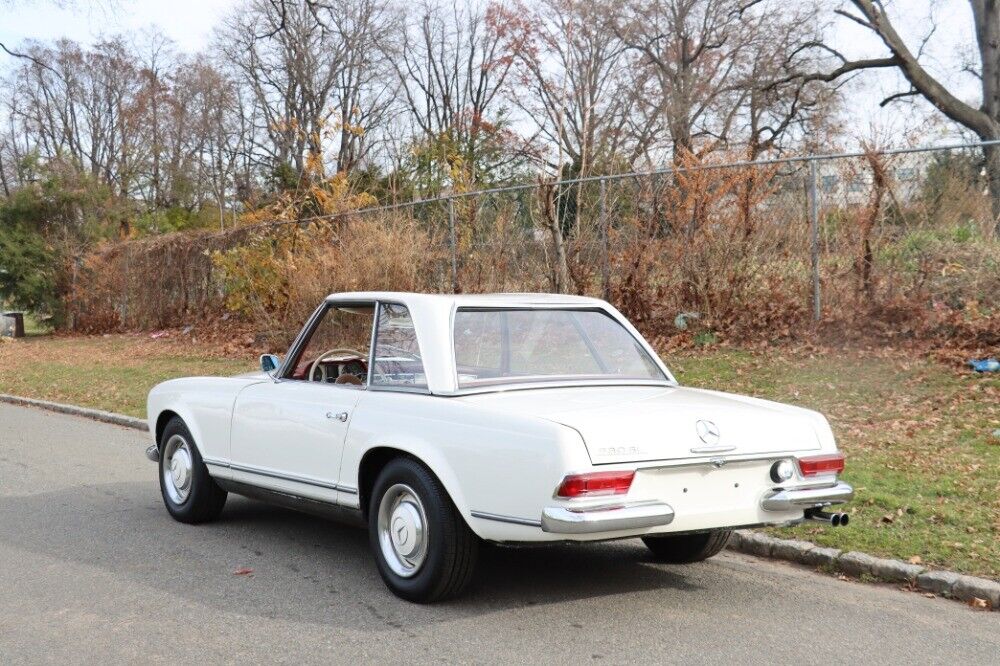 Mercedes-Benz-200-Series-1965-White-Red-0-5