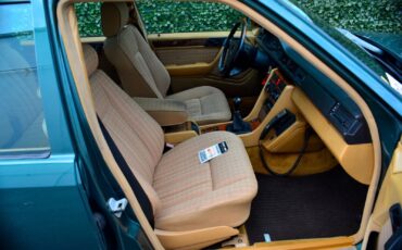 Mercedes-Benz-230-TE-Break-1990-Green-Tan-341020-21