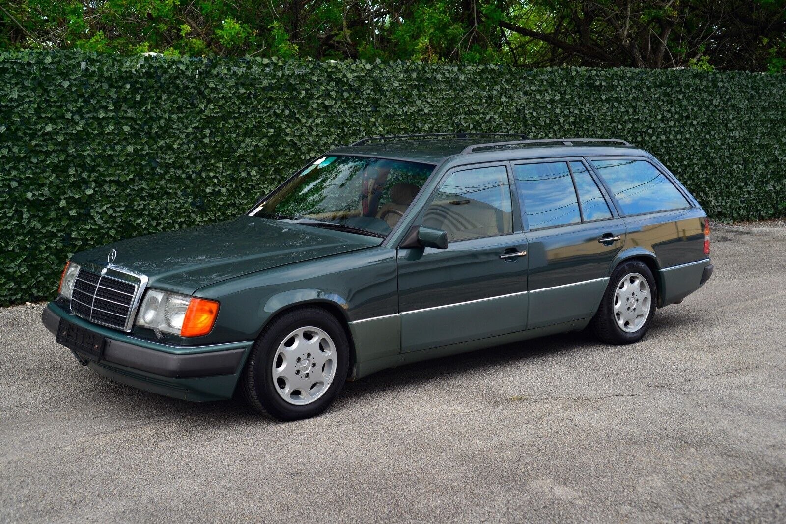 Mercedes-Benz-230-TE-Break-1990-Green-Tan-341020-28