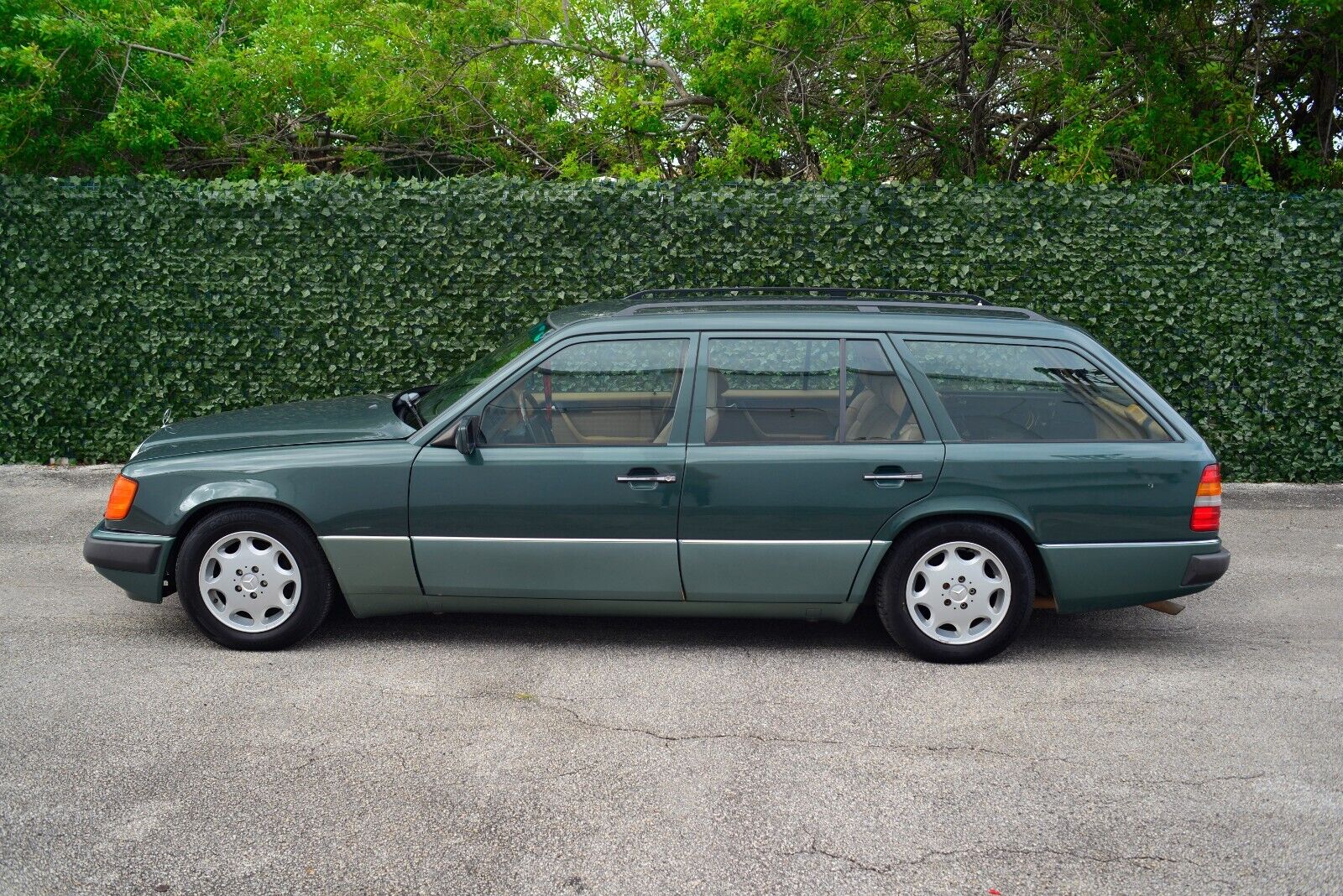 Mercedes-Benz-230-TE-Break-1990-Green-Tan-341020-29