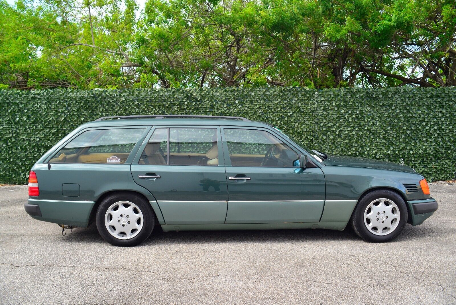 Mercedes-Benz-230-TE-Break-1990-Green-Tan-341020-3