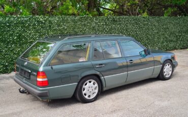 Mercedes-Benz-230-TE-Break-1990-Green-Tan-341020-4