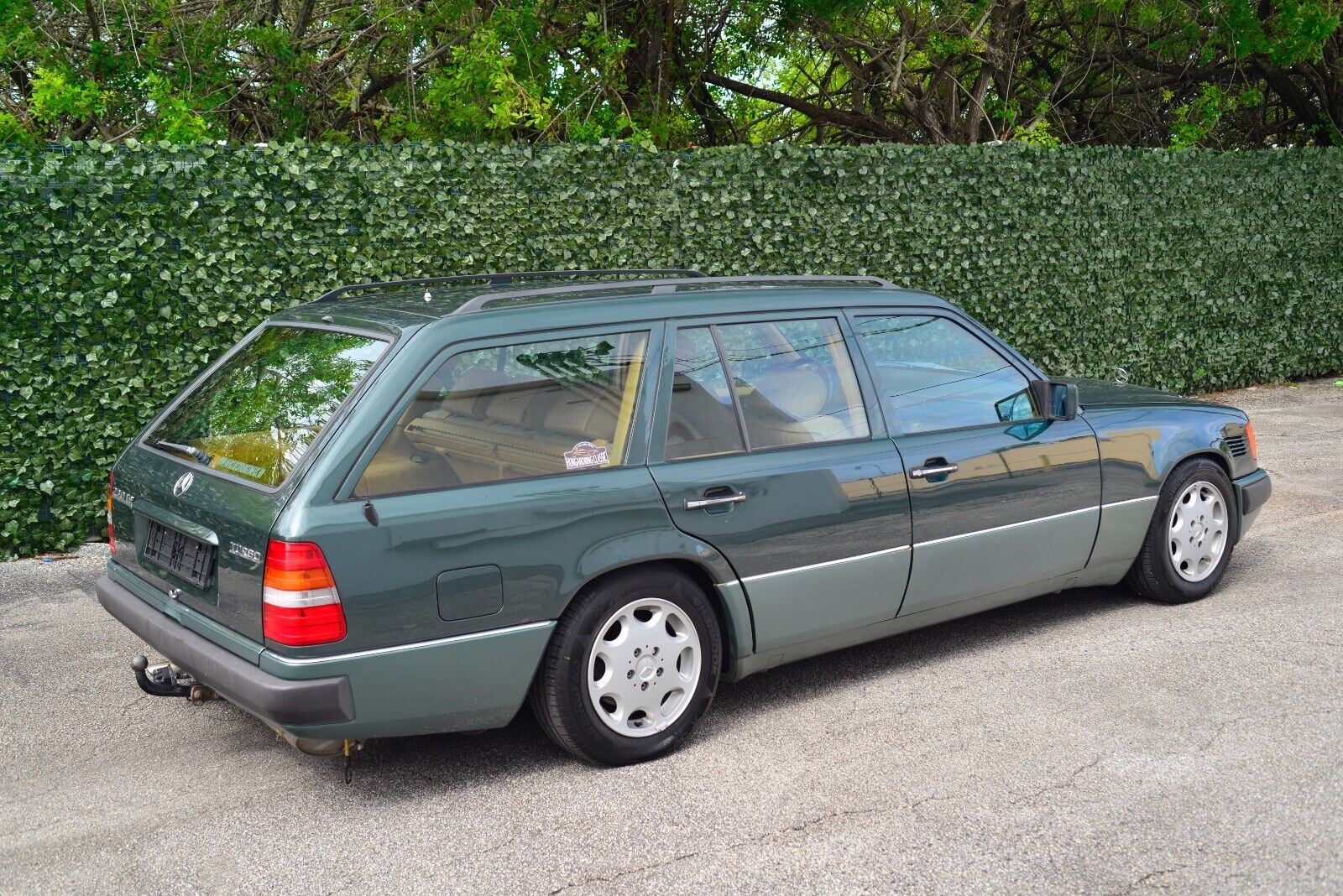 Mercedes-Benz-230-TE-Break-1990-Green-Tan-341020-4