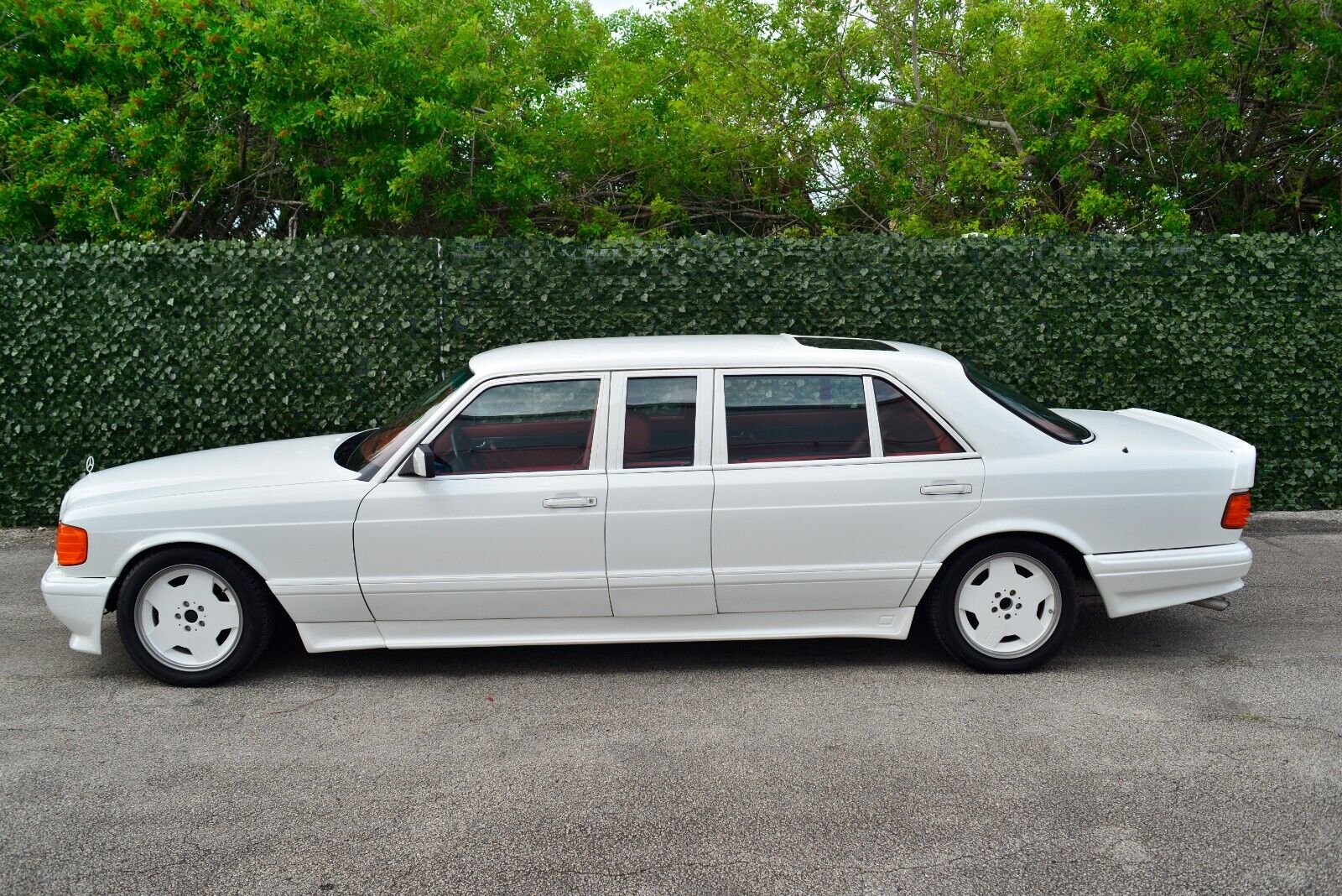 Mercedes-Benz-S-Class-Limousine-1986-White-Red-114666-4