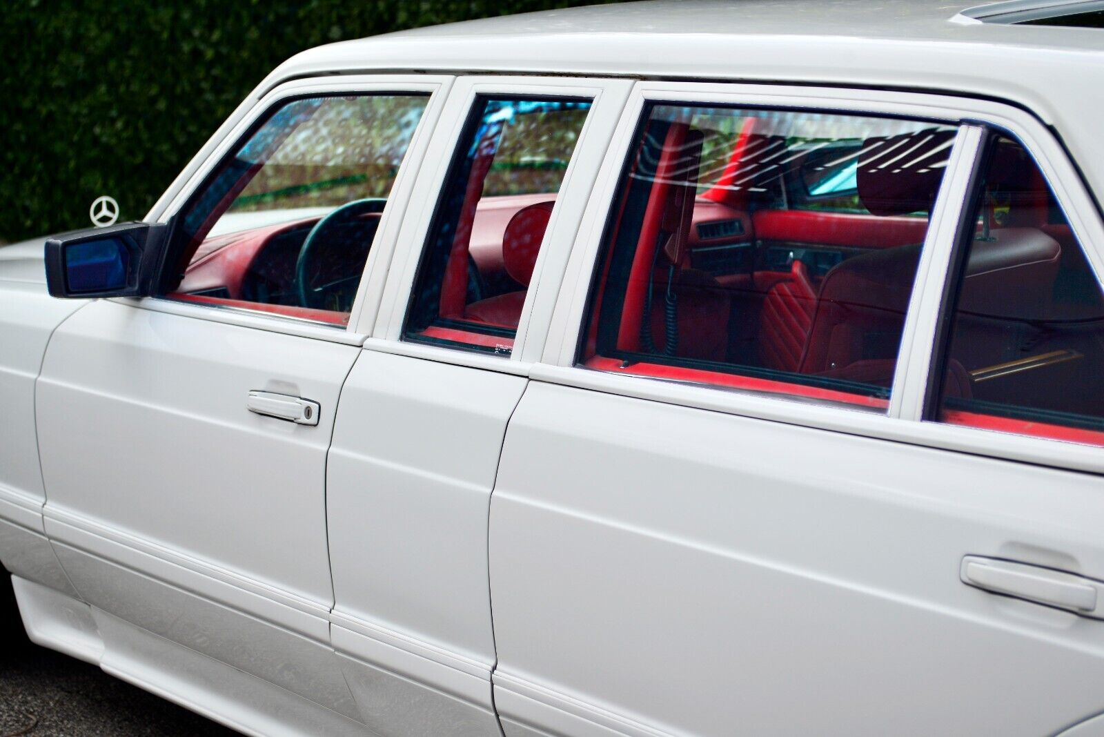 Mercedes-Benz-S-Class-Limousine-1986-White-Red-114666-9