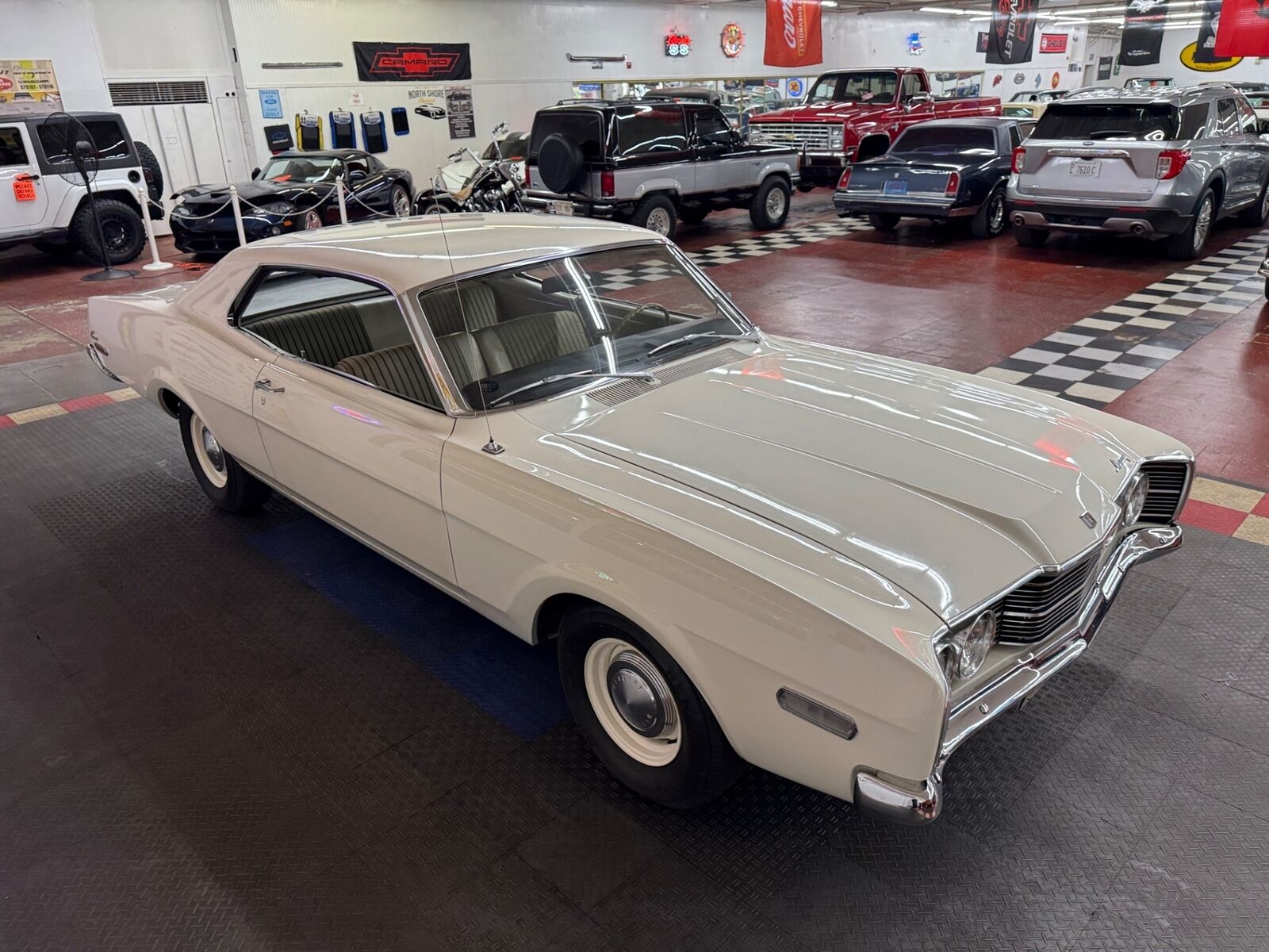 Mercury-Comet-Coupe-1968-White-Champagne-27990-11